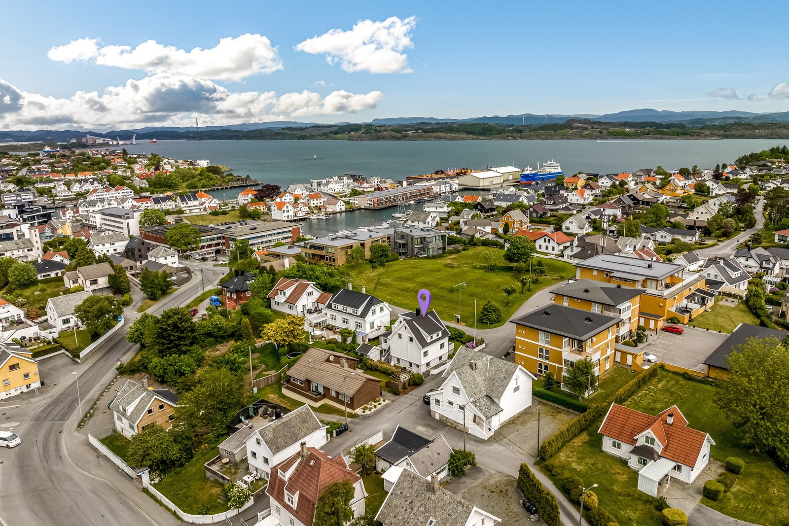 Sentral beliggenhet i Kopervik med nærhet til det man skulle trenge i hverdagen. Galleribilde