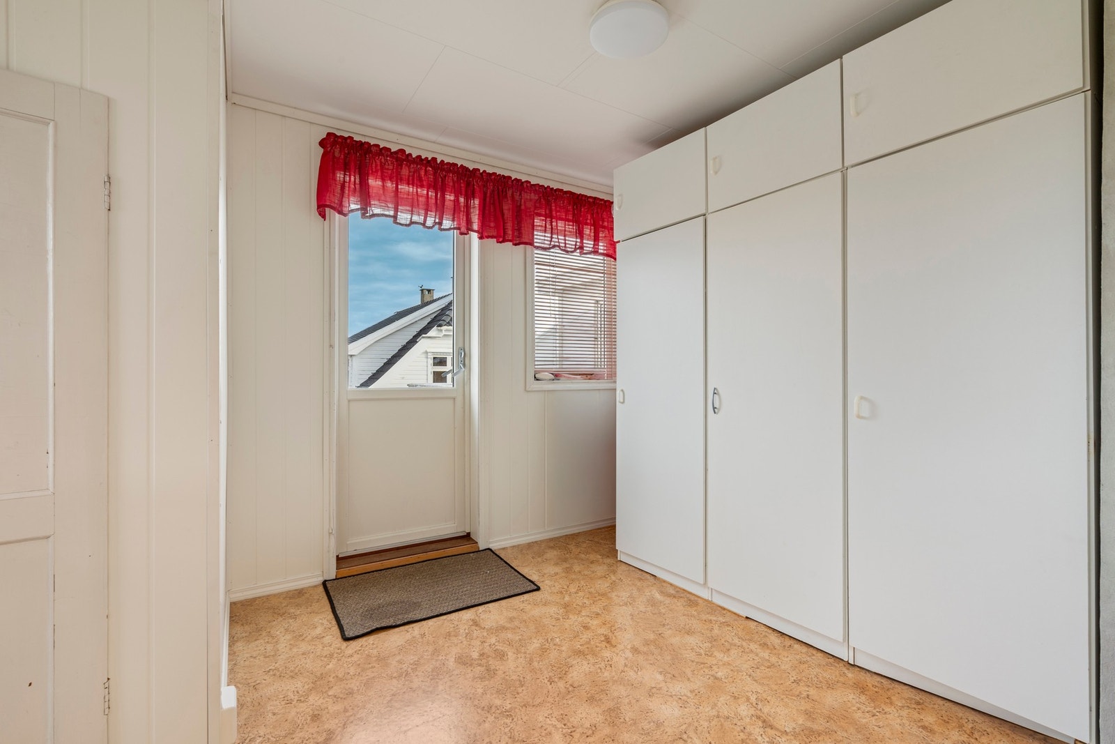 Gang i loftsetasjen med god plass til garderobe og ekstra oppbevaring. Galleribilde