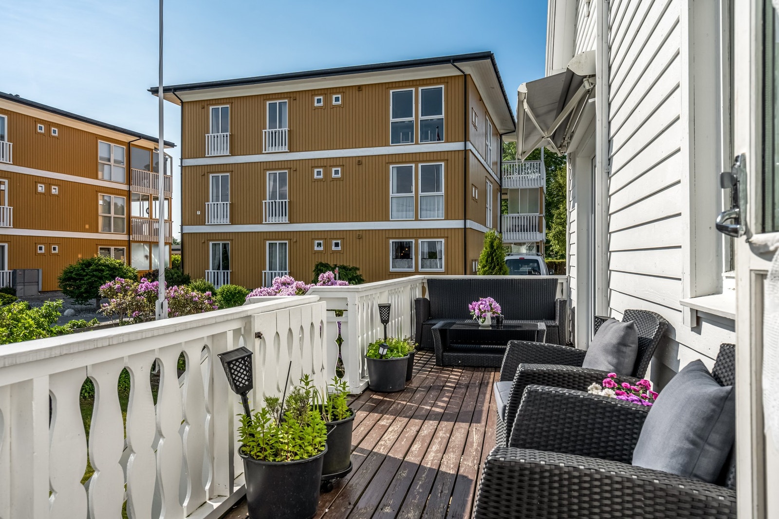 Eldre bilde som viser hvordan uteområdet er på sommertid. Galleribilde
