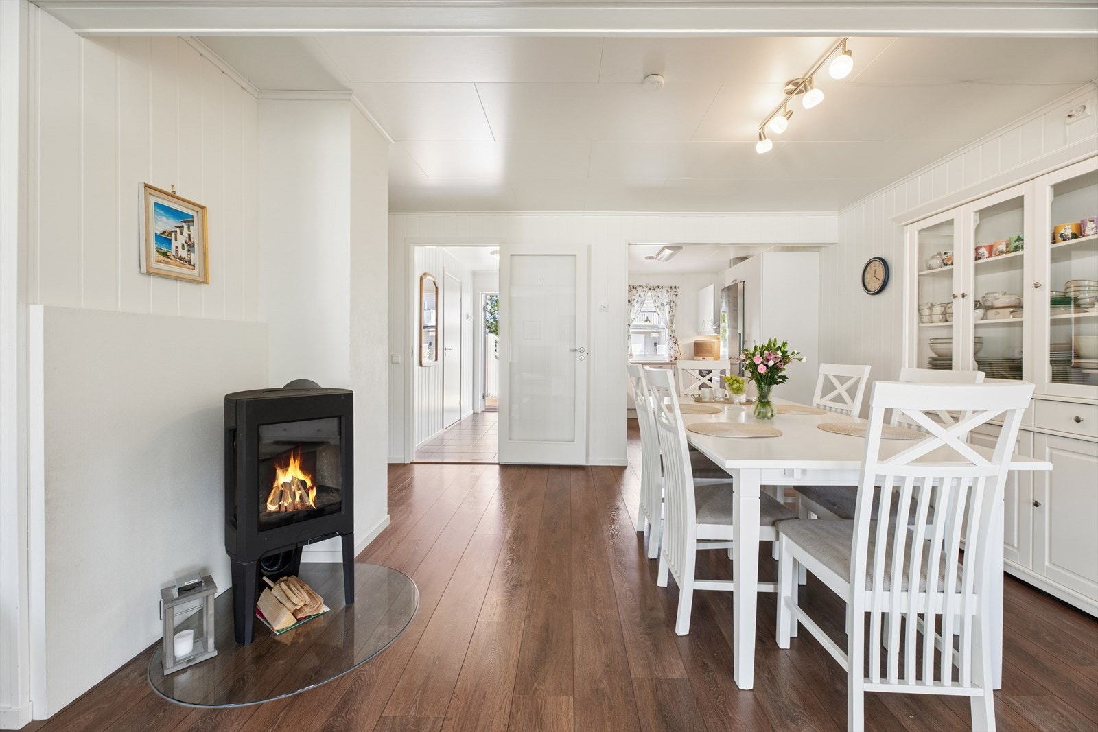 En stemningsfull vedovn sørger for ekstra varme og hygge på kalde dager. Galleribilde