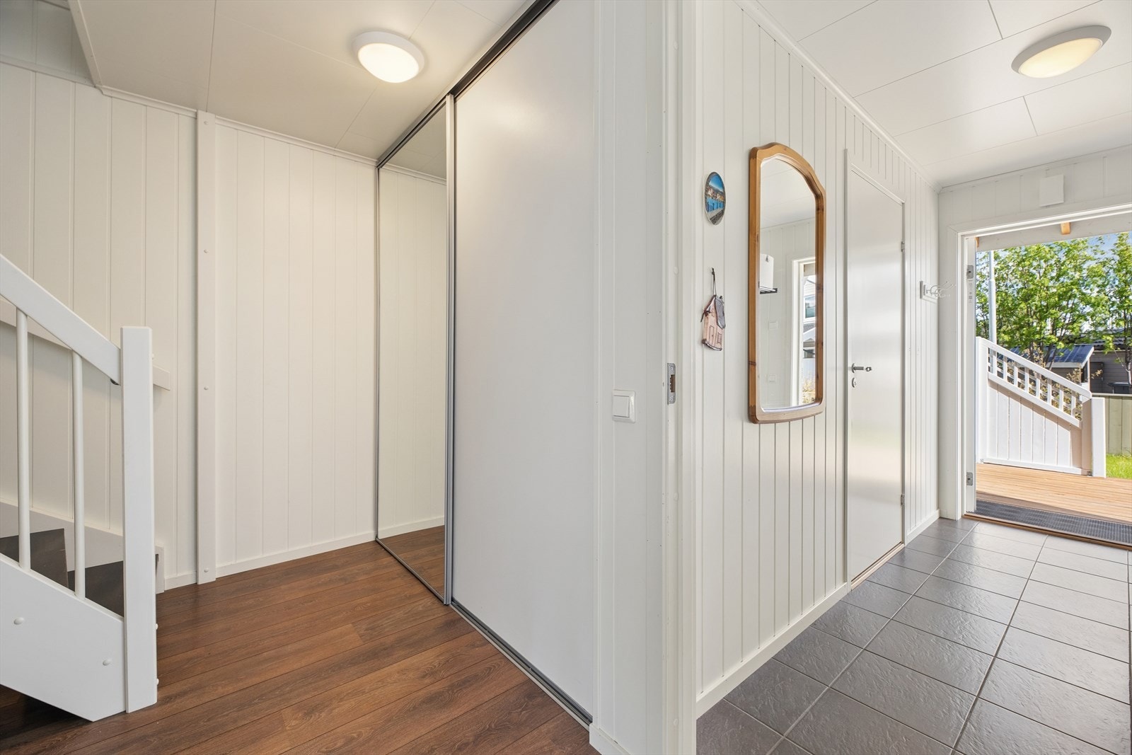 Videre er det en romslig gang med bl.a. en praktisk skyvedørsgarderobe Galleribilde