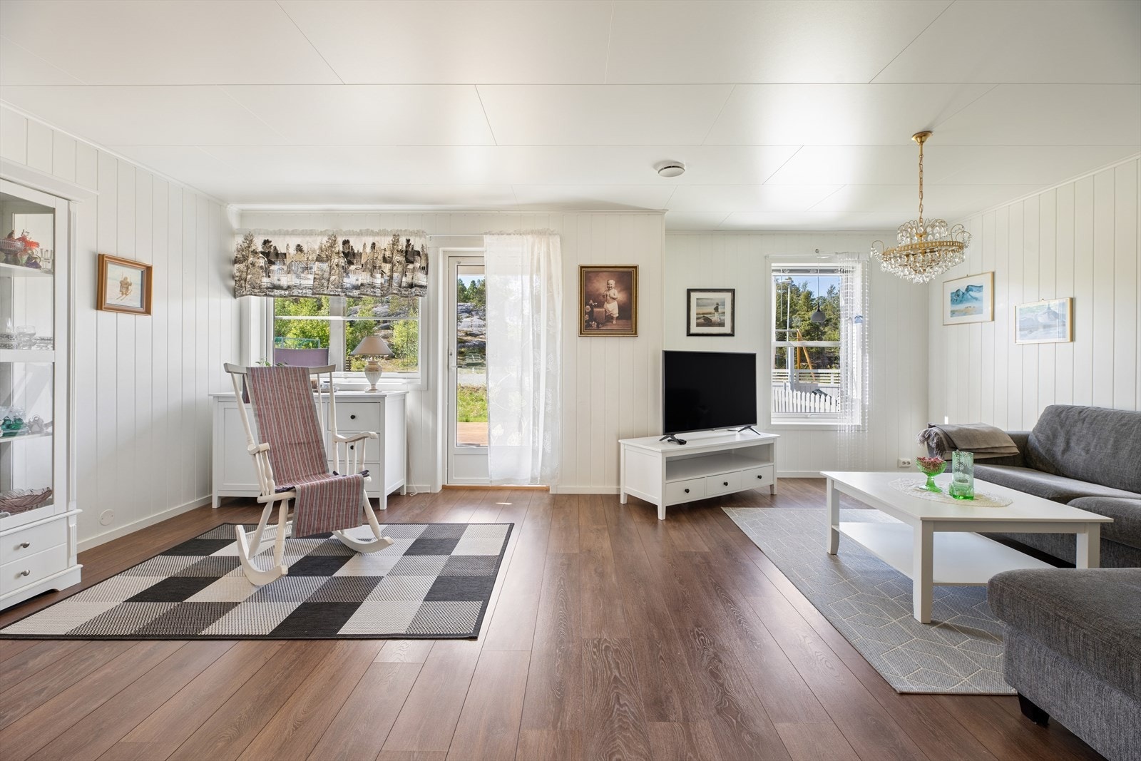 Stua er i første etasje og har en åpen og sosial planløsning. Utgang til en romslig, vestvendt terrasse. Galleribilde