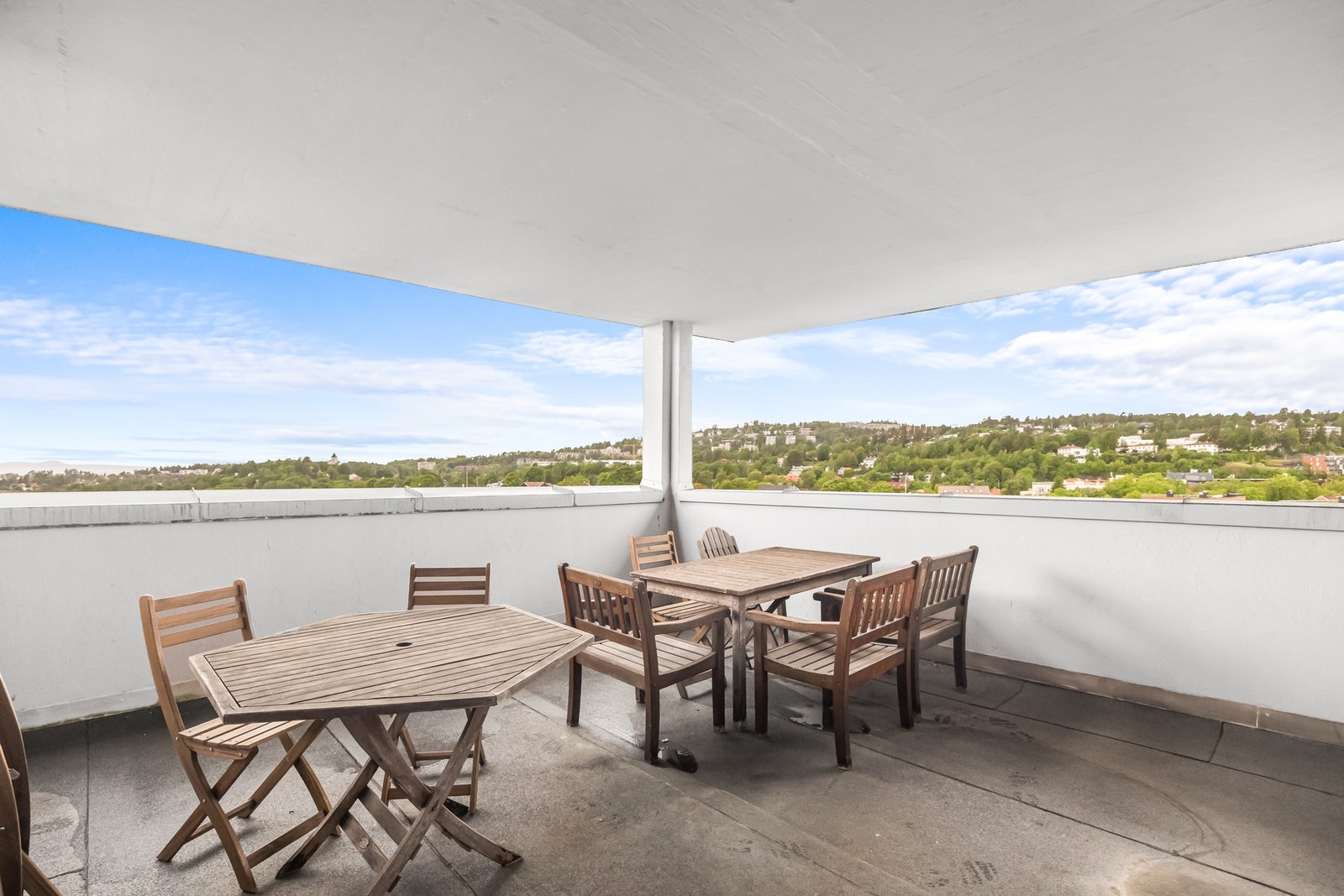 Felles terrasse med god plass til sittegrupper og utsyn over nærområdet. Galleribilde