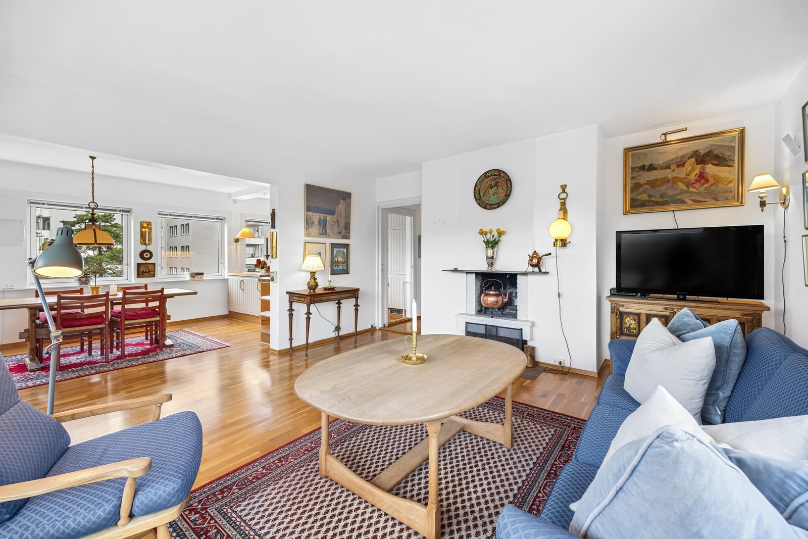 For øvrig skjer oppvarming via fjernvarme tilknyttet radiatorer, og boligen har naturlig ventilasjon Galleribilde
