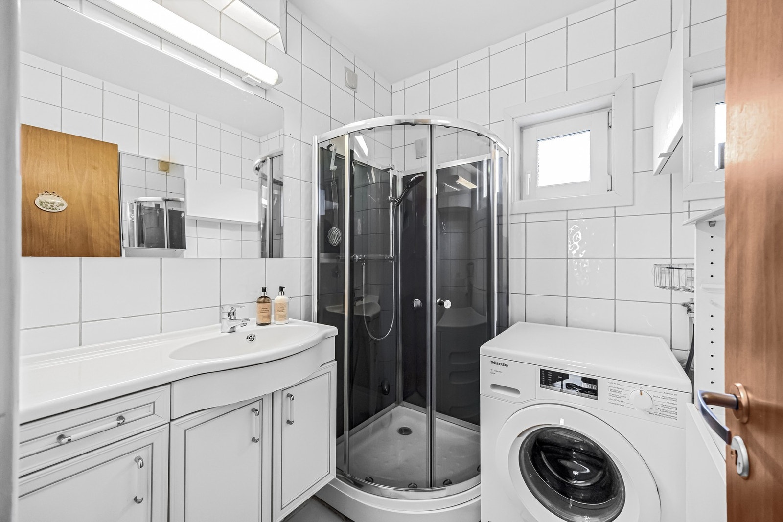 Det lyse badet har både varmekabler og opplegg for vaskemaskin Galleribilde