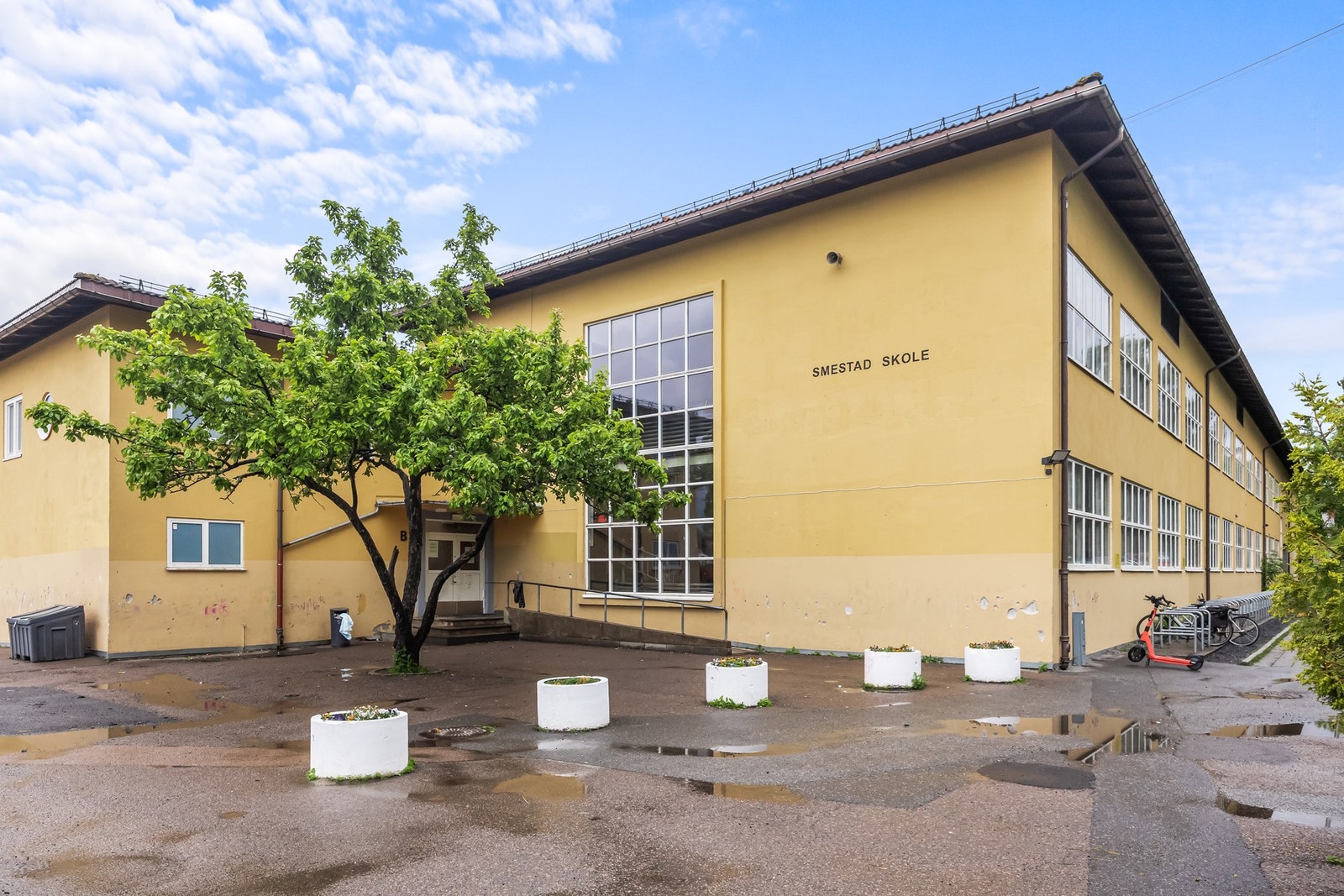 Leiligheten ligger rett ved Smestad skole Galleribilde