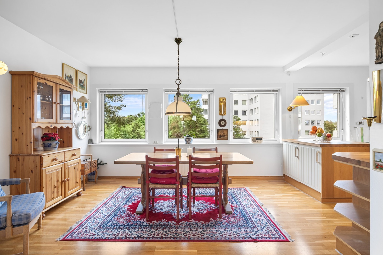 Store vindusflater slipper inn rikelig med naturlig lys og gir hyggelig utsyn mot grønne omgivelser Galleribilde