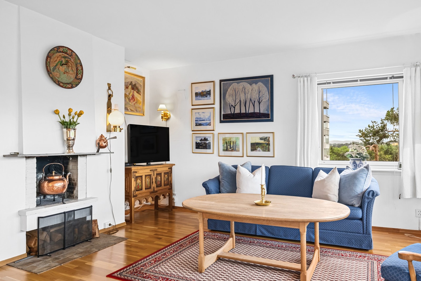 I stuen er det åpen peis som bidrar til både varme og hygge på kjølige dager Galleribilde