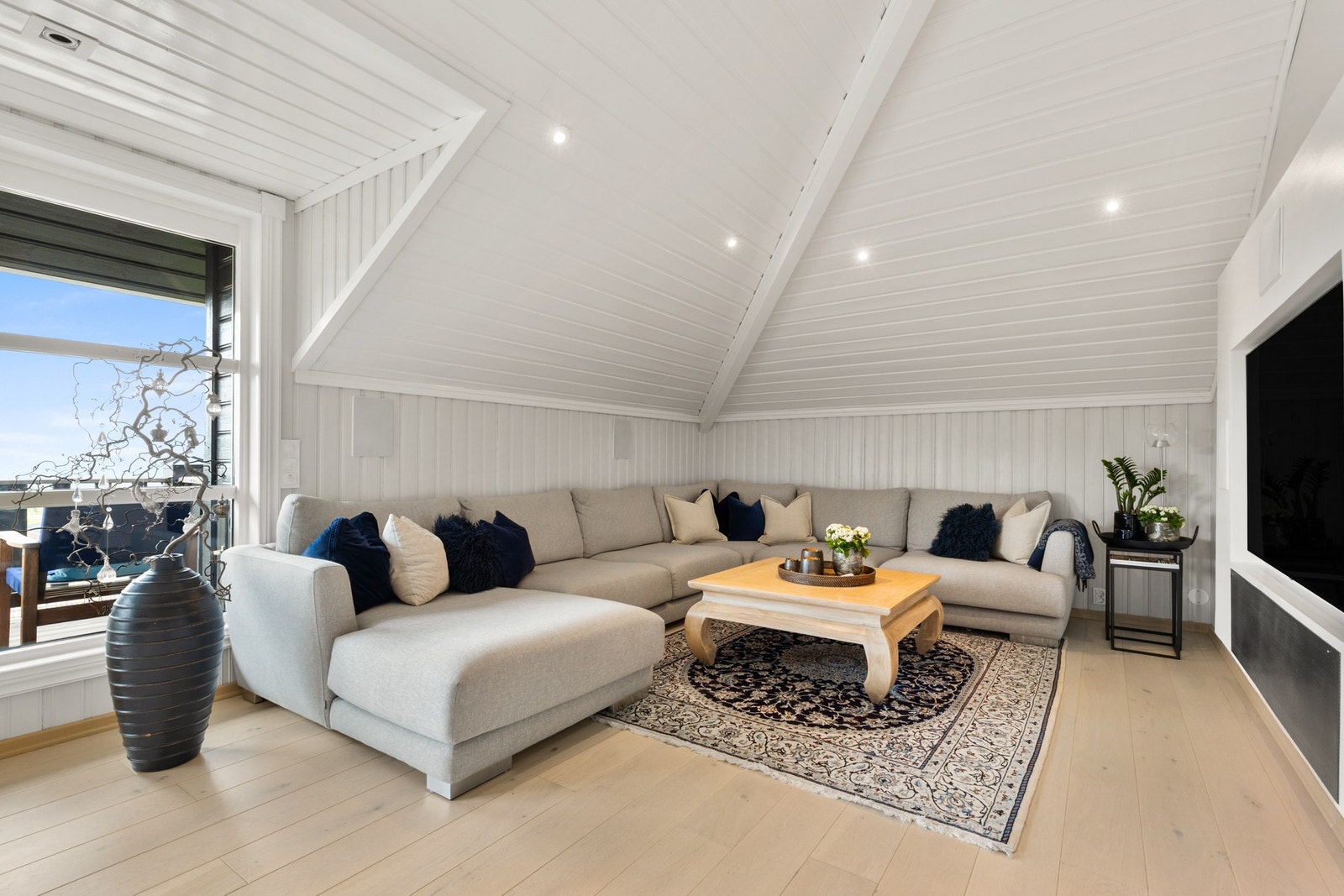 Her er det god plass til å samle hele familien. Det er montert surrounda anlegg. Galleribilde