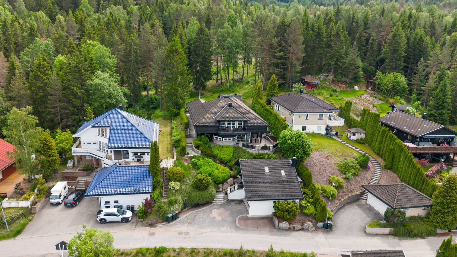 Eiendommen ligger øverst ved markagrensen innerst i blindvei et veletablert og attraktivt boligområde i Åsen i Mjøndalen, kjent for sine barnevennlige omgivelser og flotte solforhold Galleribilde