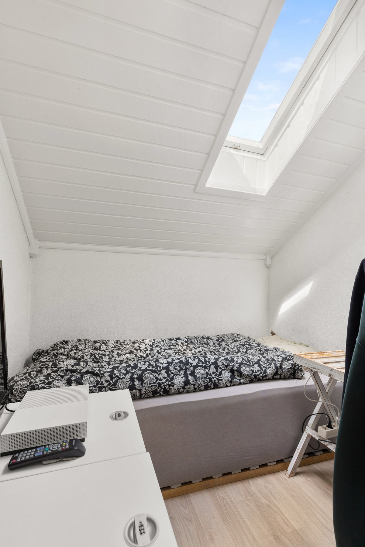 Praktisk sovealkove med laminatgulv og plass til seng og nattbord Galleribilde