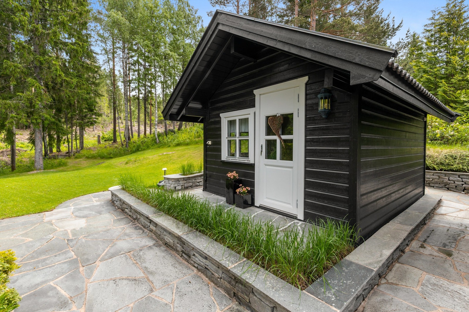 På eiendom er det også oppført et koselig uthus Galleribilde