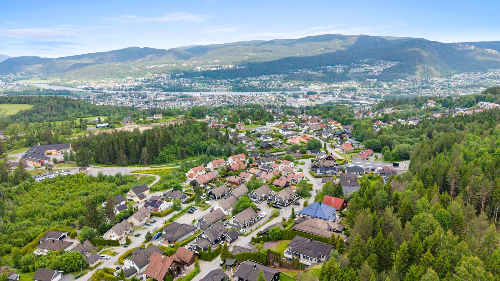 Mjøndalen sentrum ligger ca. 3 km unna og tilbyr et rikt utvalg av butikker, spisesteder, treningssenter, post/bank og jernbanestasjon med gode forbindelser mot Kongsberg, Drammen og Oslo Galleribilde