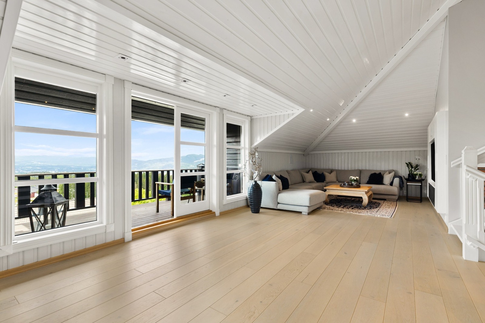 Stue 1 har 1-stavs eikeparkett, panel på vegger og i himling samt downlights Galleribilde