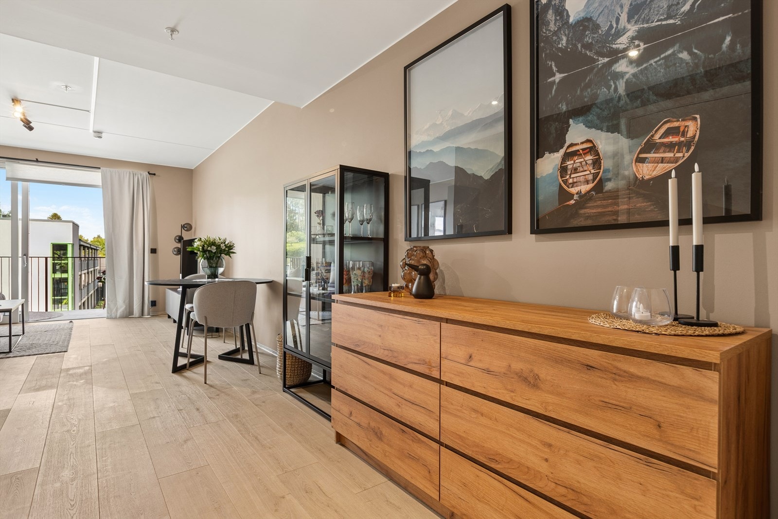 Stuen har plass til flere møbleringsmuligheter for å skape den stuen du selv ønsker. Galleribilde