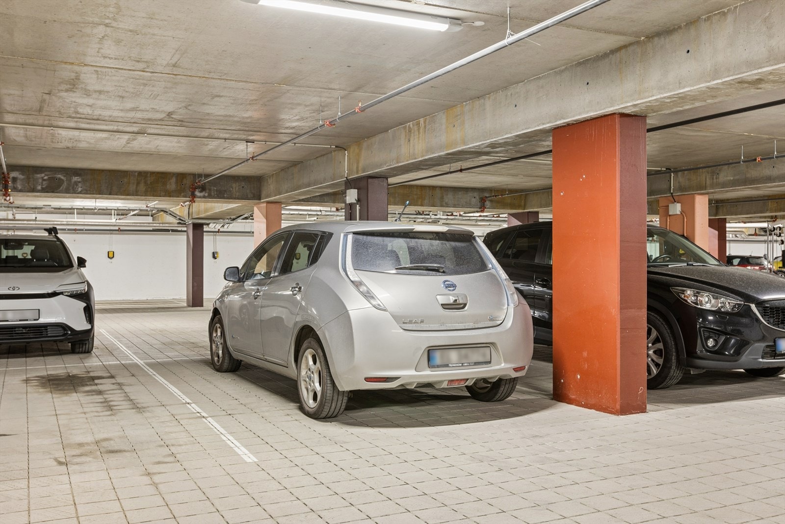 Det medfølger en fast garasjeplass i felles parkeringskjeller, med tilgang til elbil lader. Galleribilde