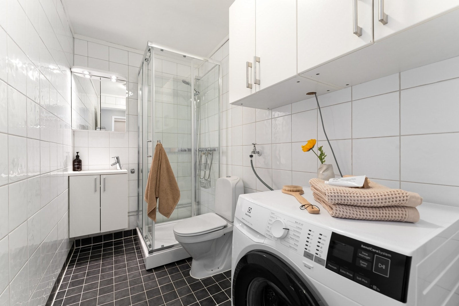 Pent flislagt bad sist fornyet i 2014 med flis-på-flis og nytt dusjkabinett i 2026. Badet har opplegg for vaskemaskin. Galleribilde