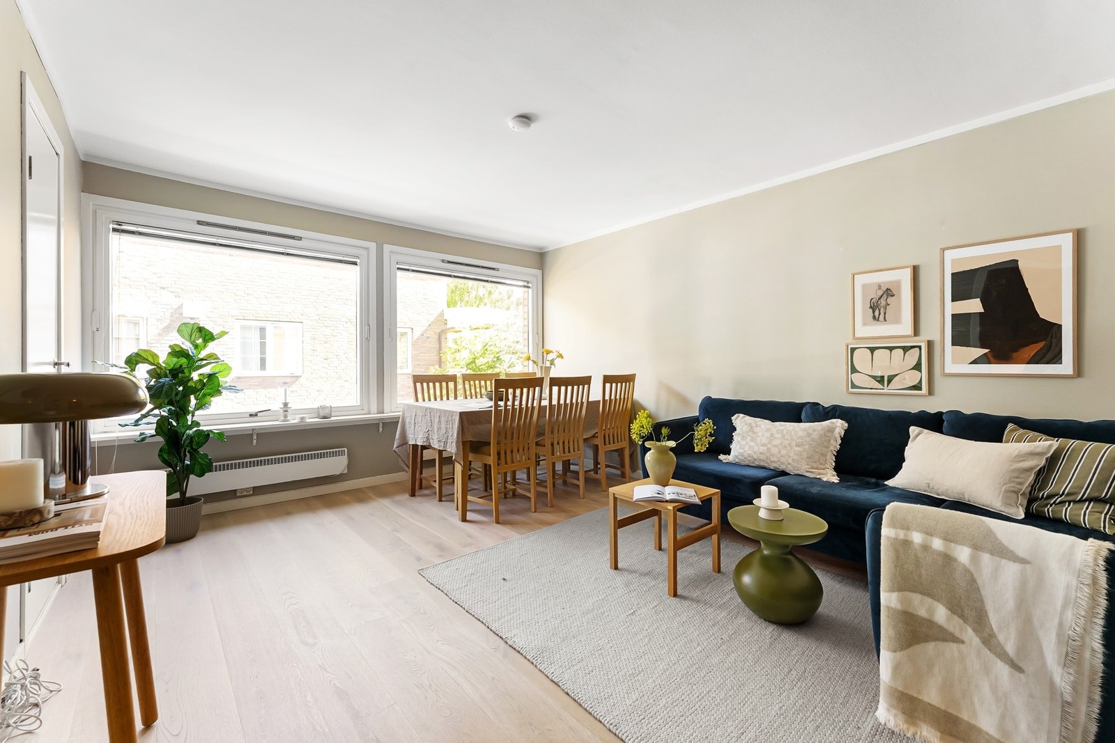 Dette er en pen og velholdt 2-roms selveiet toppleilighet med balkong og mulighet for parkering i garasjekjeller* Galleribilde