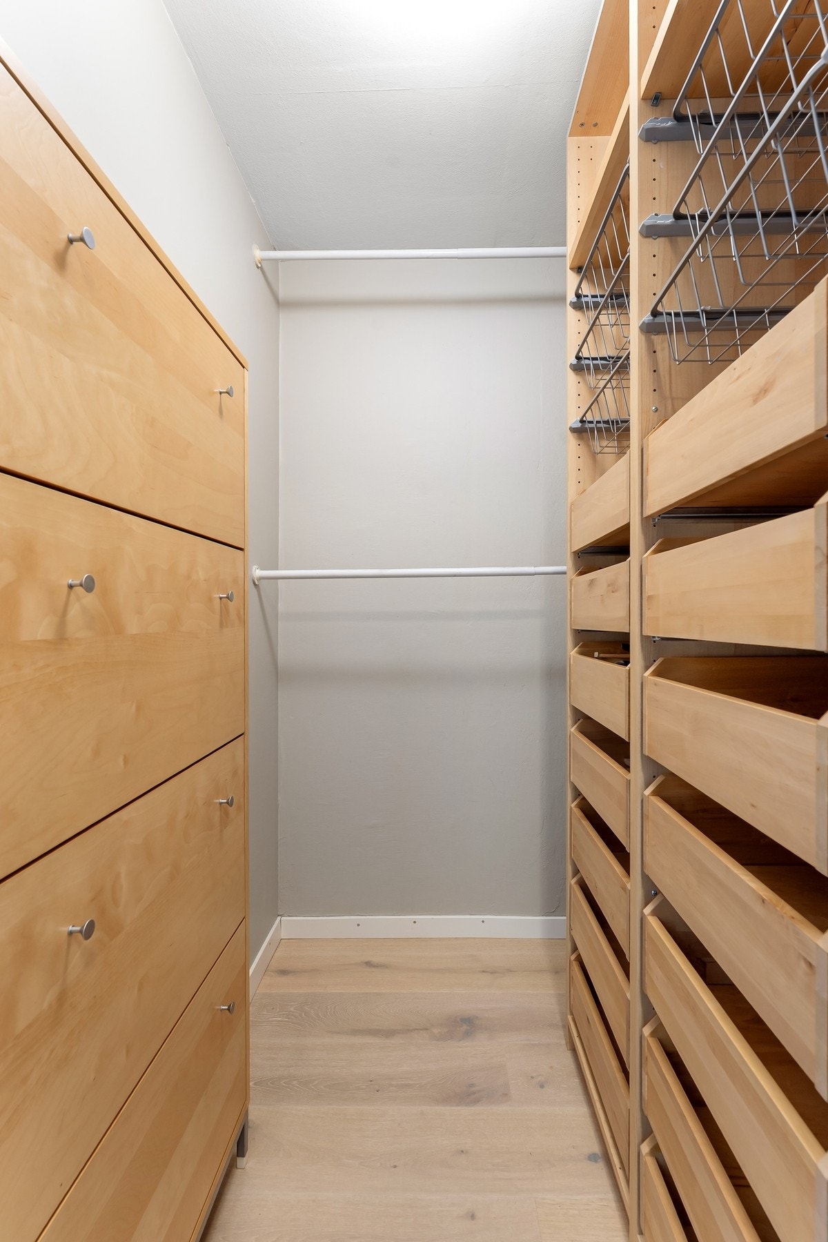 Meget praktisk innvendig bod/walk-in-closet med svært gode oppbevaringsmuligheter. Rommet kan også brukes som hjemmekontor! Galleribilde