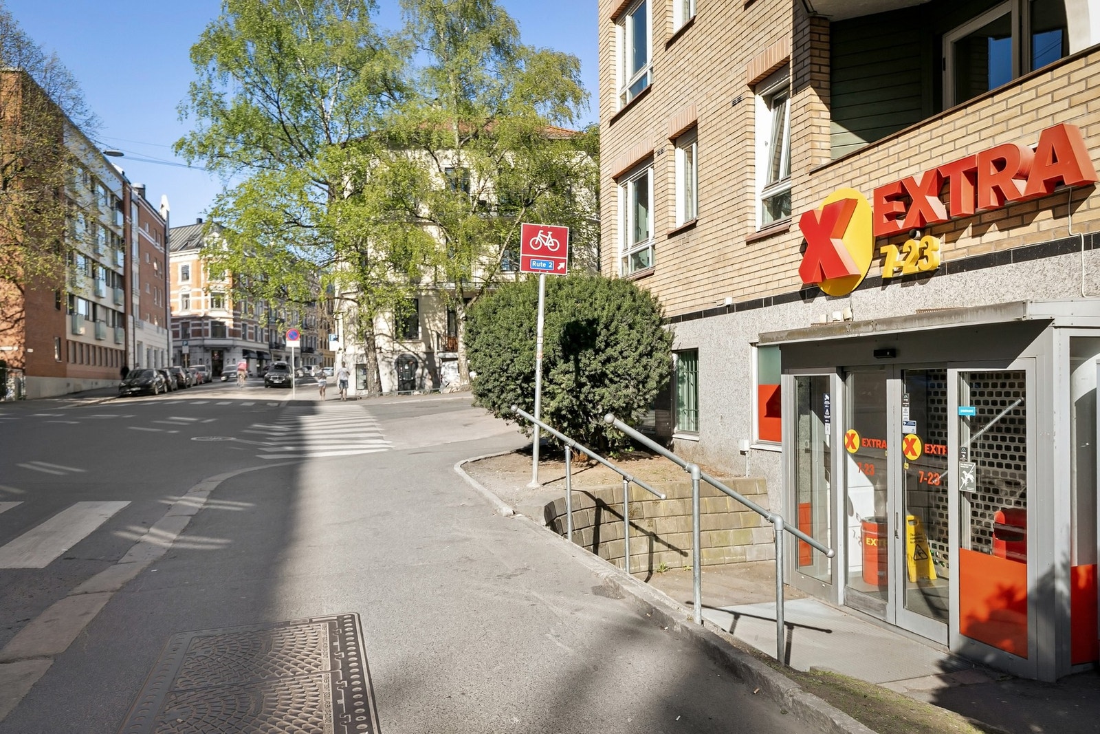 Det er kort vei til offentlig kommunikasjon, dagligvare, treningssentre, kino, hyggelige kaféer og populære serveringssteder. Galleribilde