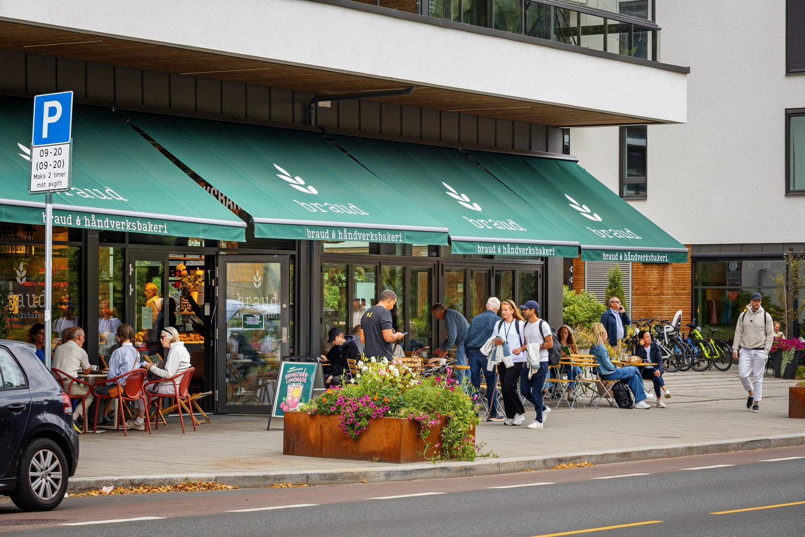 Området er kjent for sitt tilbud av kaffebarer, bakerier, restauranter og delikatesseforretninger, samt eksklusive spesialforretninger innen klær og mote. Galleribilde