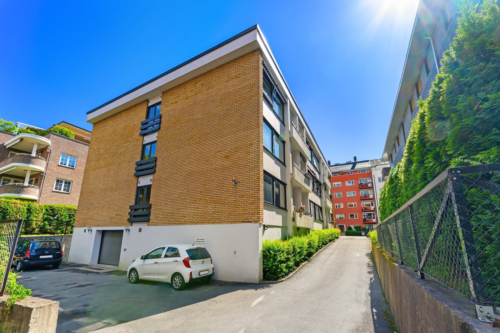 Sameiet har garasjekjeller hvor seksjonseiere har fortrinnsrett på plass. Galleribilde
