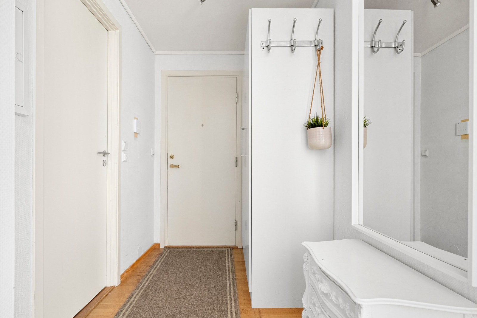 Entréen gir et godt førsteinntrykk av boligen og har plass til oppbevaring av yttertøy og sko. Herfra er det naturlig adkomst til leilighetens øvrige rom. Galleribilde