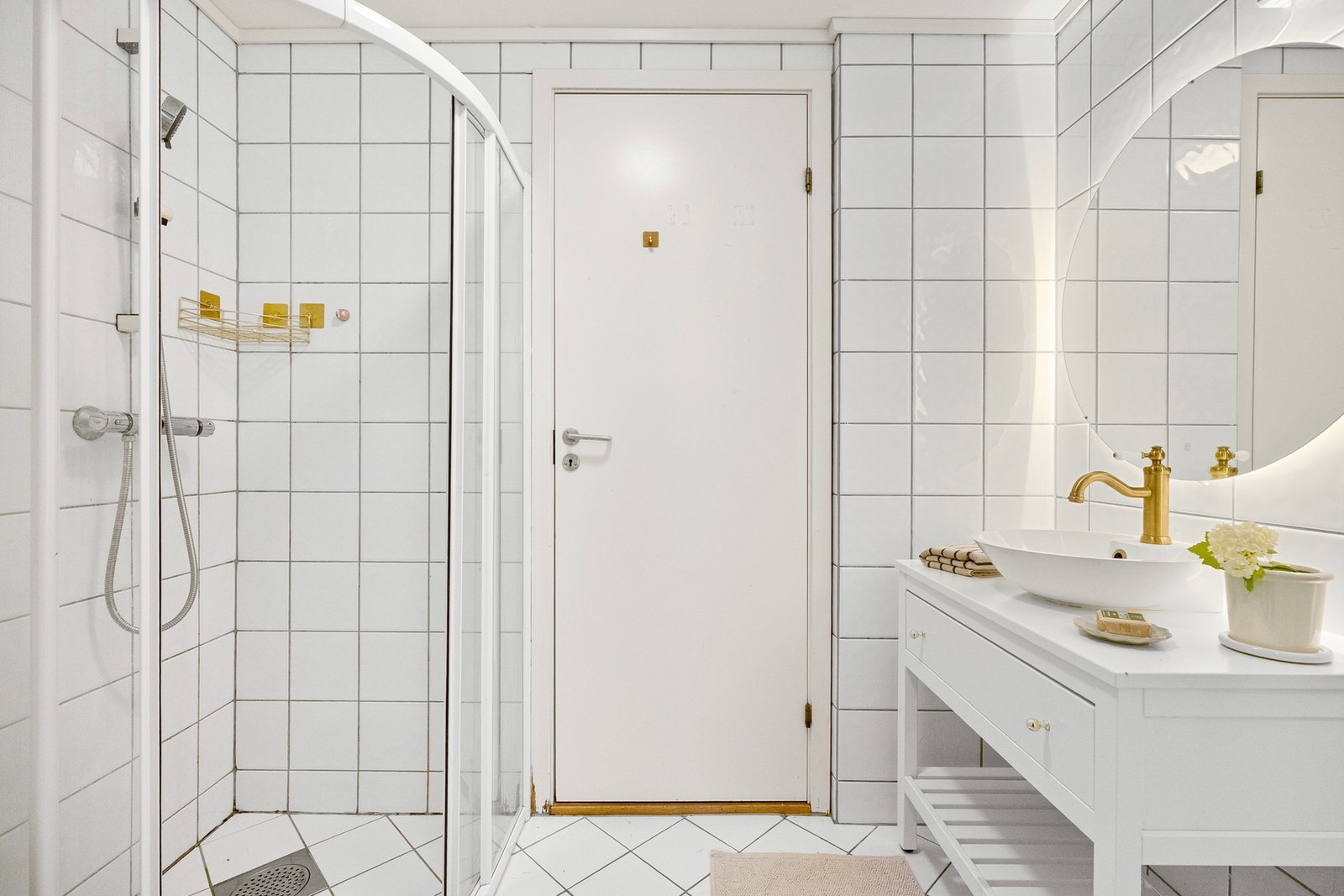 Badet fremstår praktisk og lettstelt, med en løsning som fungerer godt i hverdagen. Galleribilde