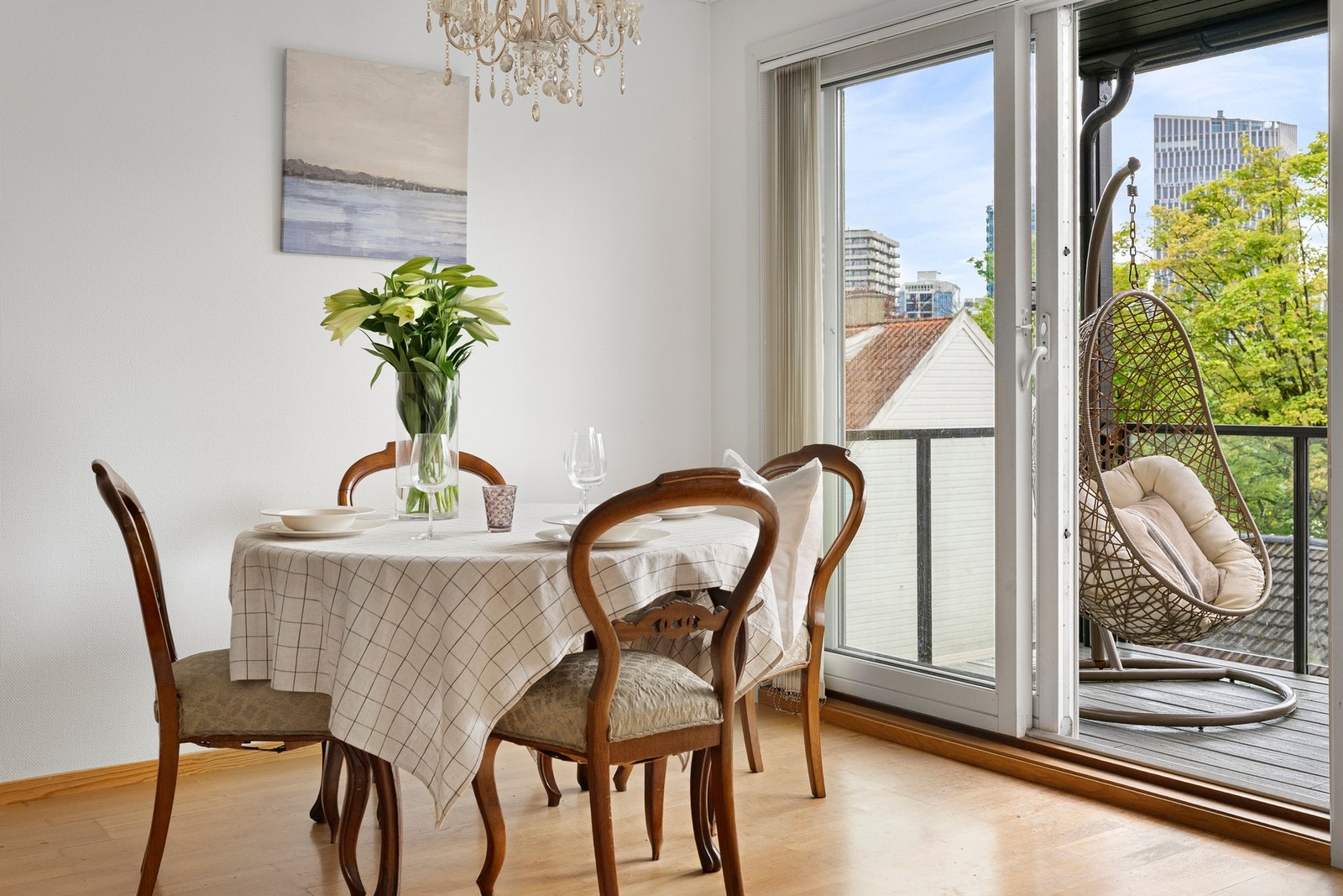 Her kan du nyte rolige omgivelser, gode solforhold og en flott utsikt fra egen balkong. Galleribilde