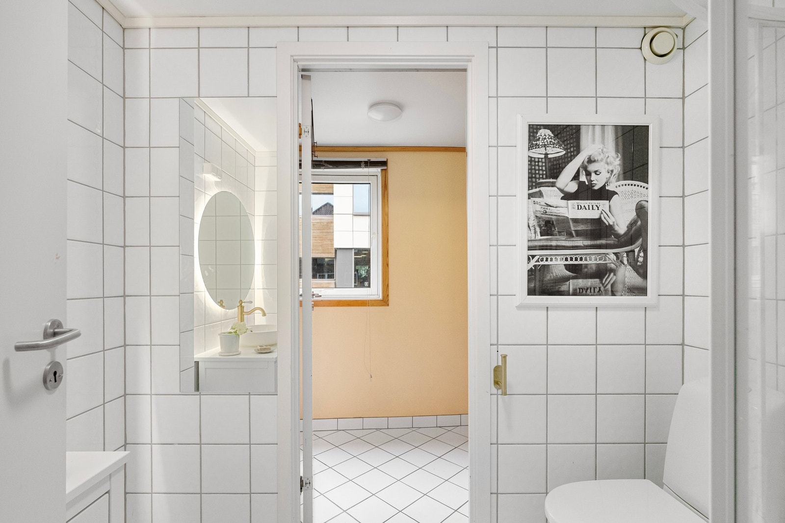 Med adkomst fra badet har man et separat vaskerom. Galleribilde