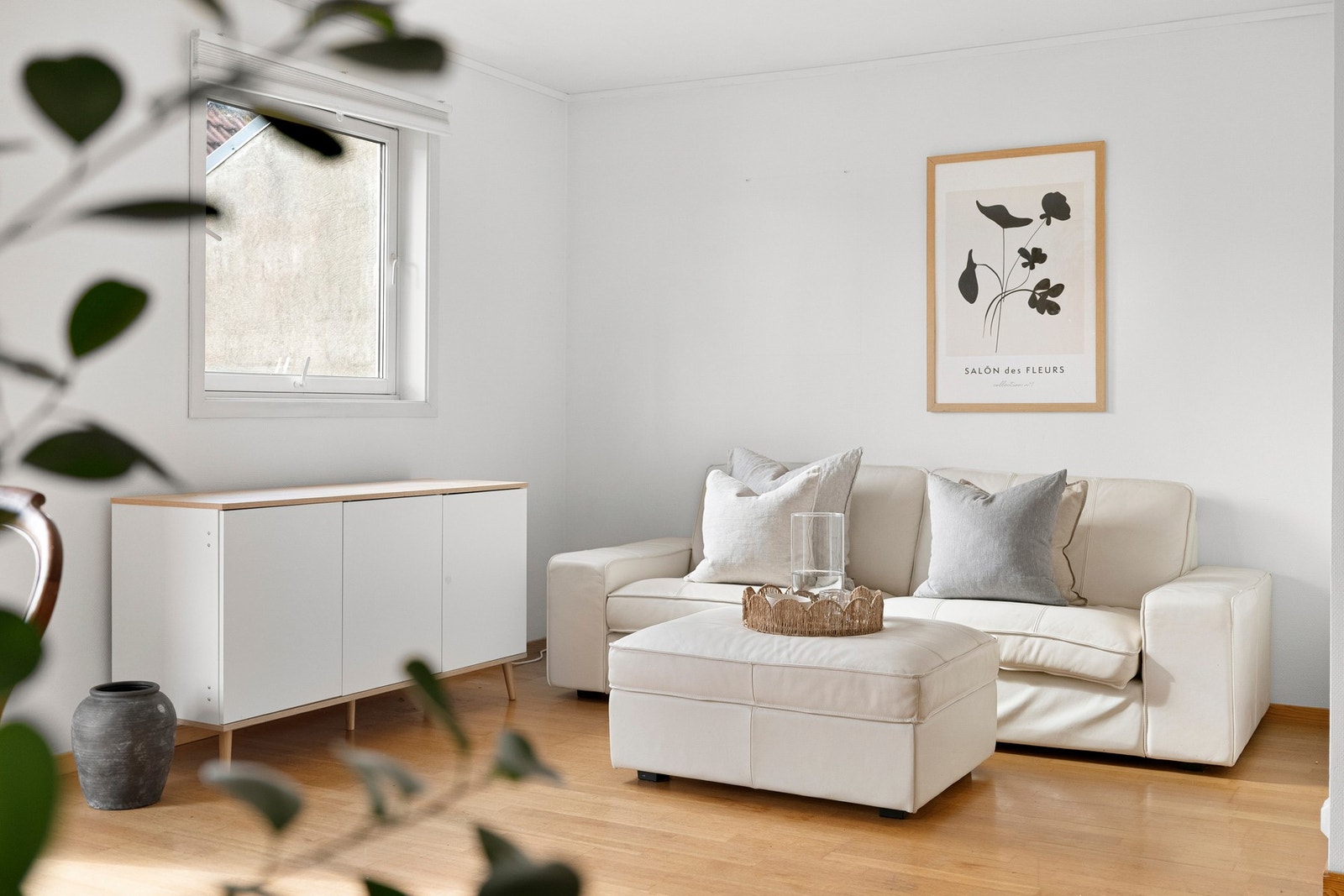 Stuen fremstår som lys, romslig og innbydende med store vindusflater som slipper inn rikelig med dagslys. Galleribilde
