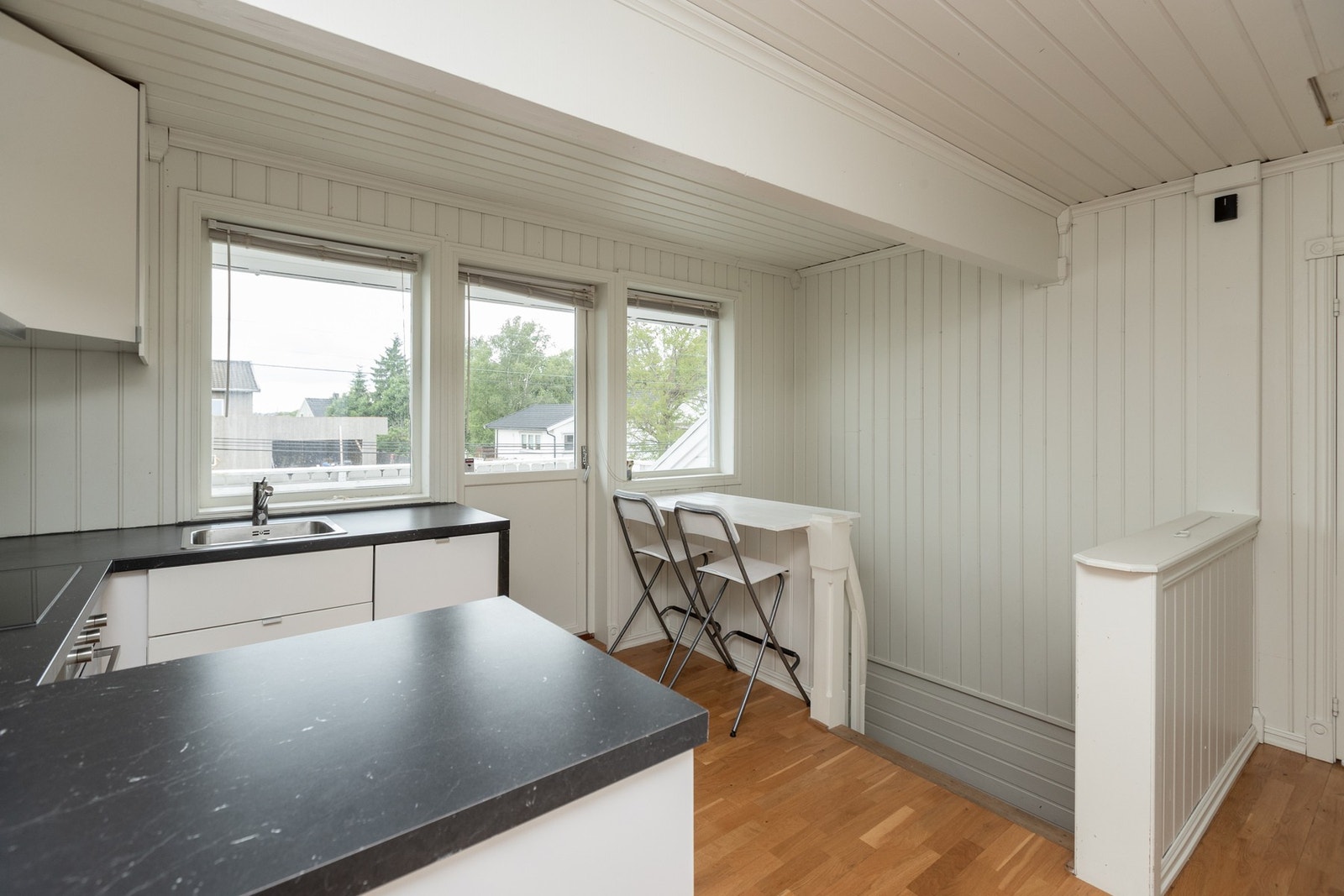2. etasje består av stue, kjøkken, bad og 1 soverom Galleribilde