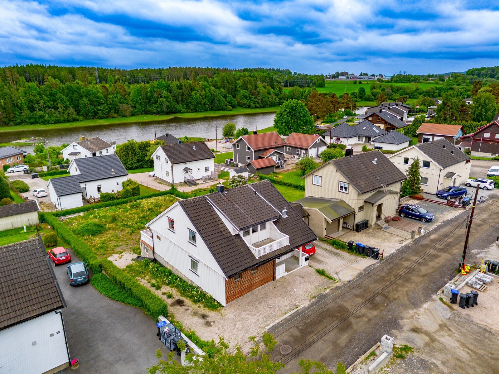 Huset ligger i et stille og rolig område på Hafslundøy. Det har nylig vært arbeid i gaten, dette blir asfaltert. Galleribilde