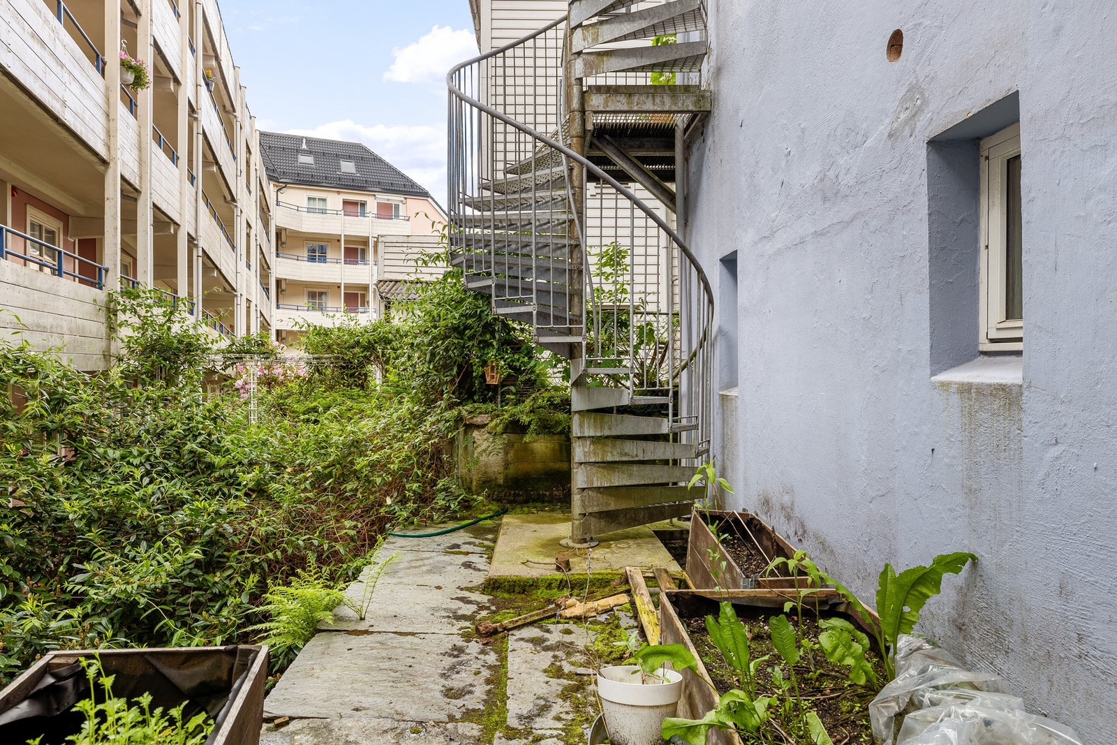 Felles bakgård har stort potensial for å bli en hyggelig uteplass. Galleribilde