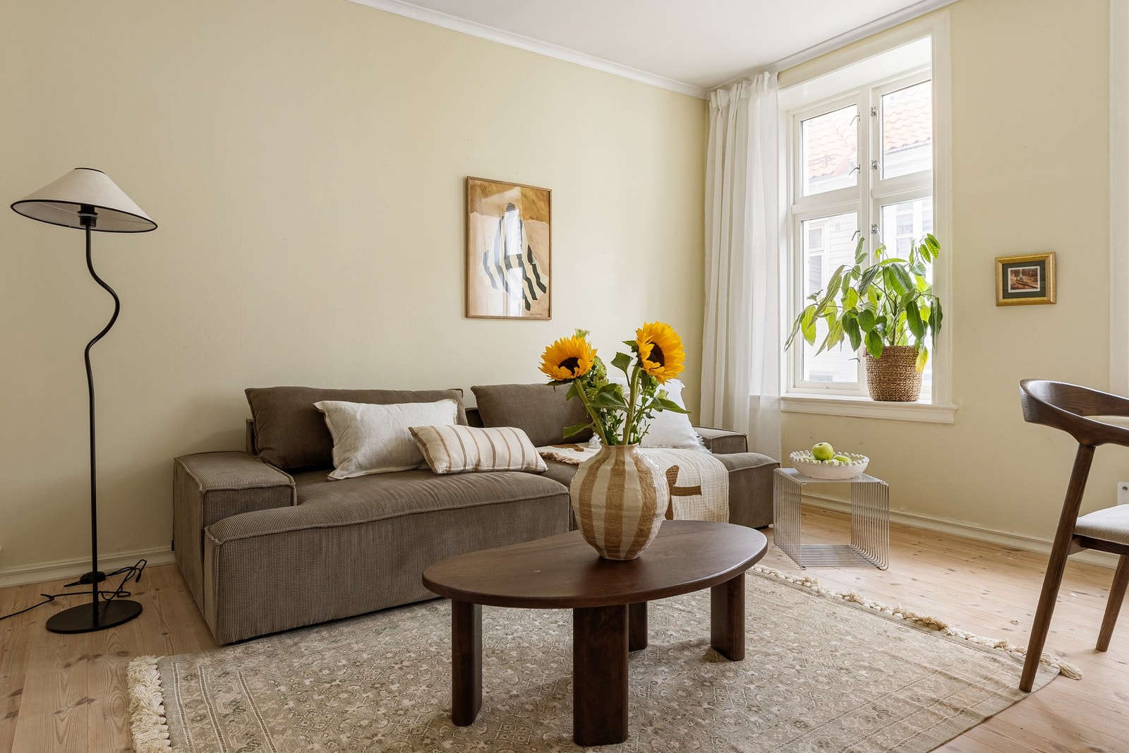 Leiligheten har en beliggenhet i høy 1. etasje som gir lite innsyn fra gateplan. Galleribilde