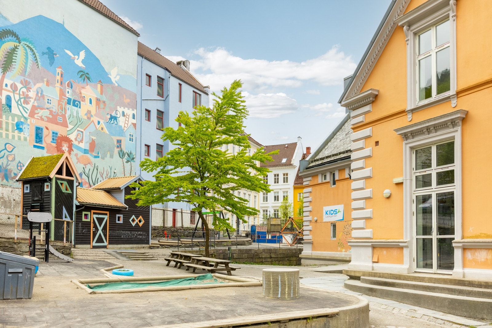 Nærmeste barnehage, Kidsa Ladegård, er et steinkast unna. Galleribilde