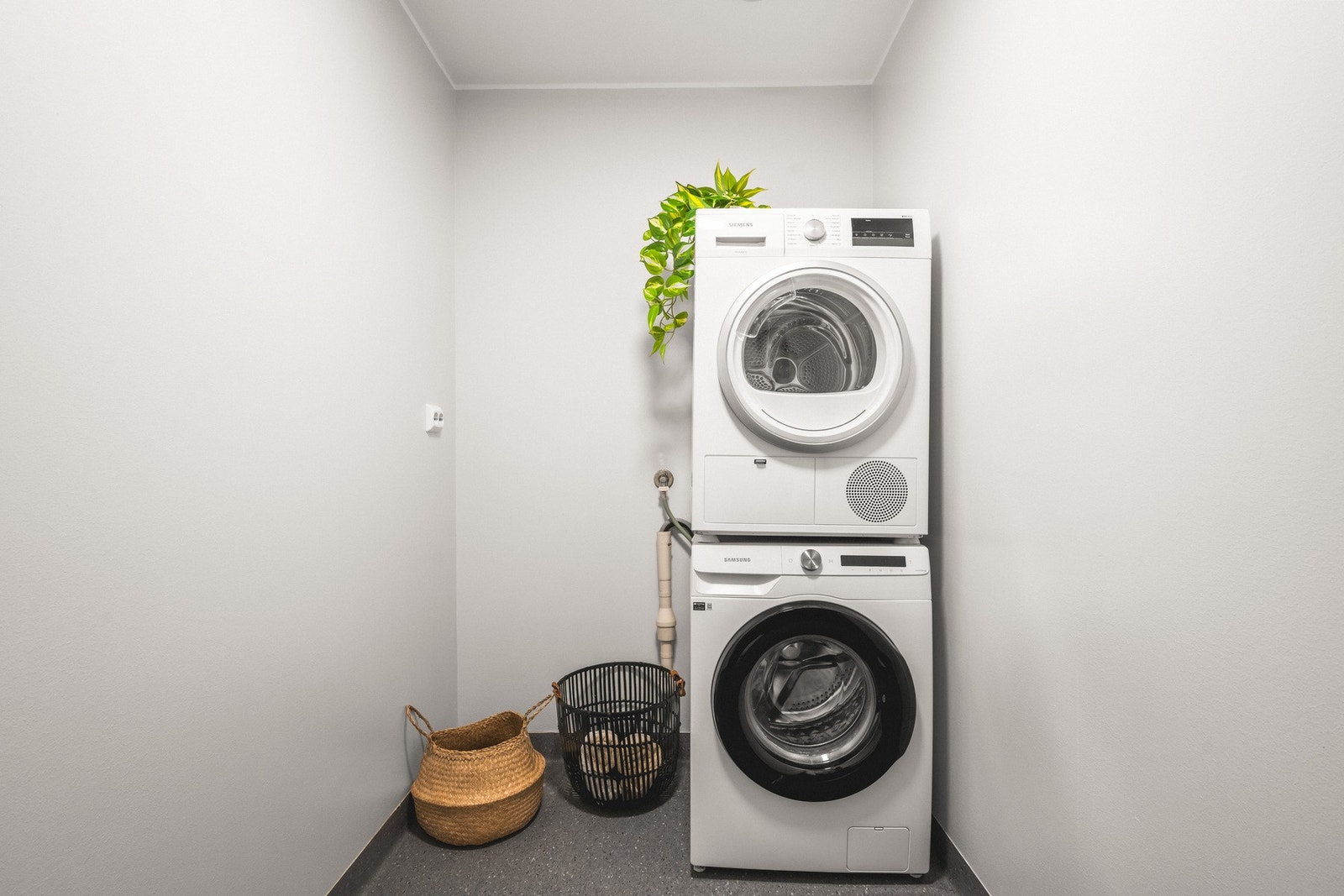 Boligen har et praktisk vaskerom med opplegg for vaskemaskin. Vegg i vegg ligger teknisk rom/bod på 6,0 m². Galleribilde