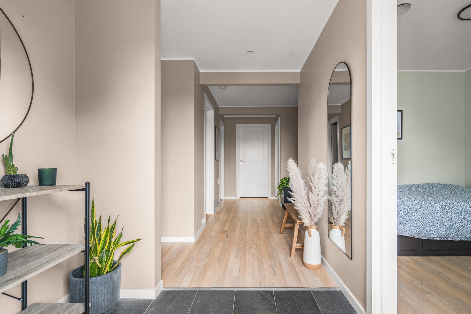 Til høyre ved inngangen har du neste soverom på 9,8 m². Galleribilde