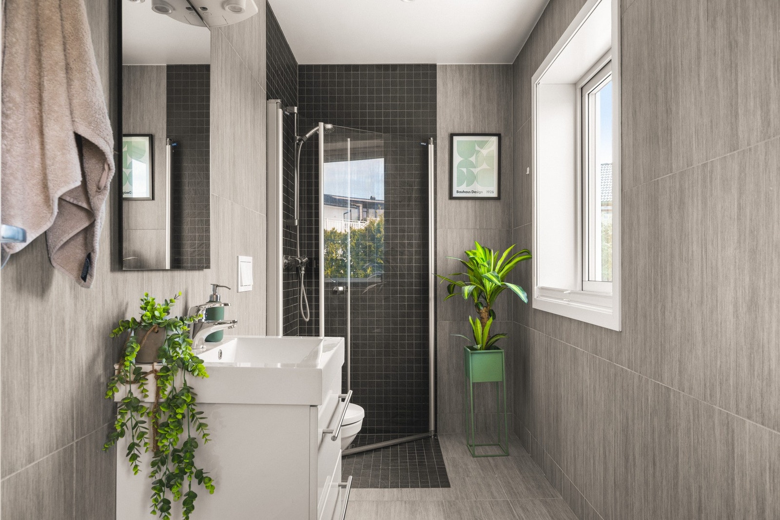 Badet i 2. etasje har samme moderne uttrykk som badet i 1. etasje. Galleribilde