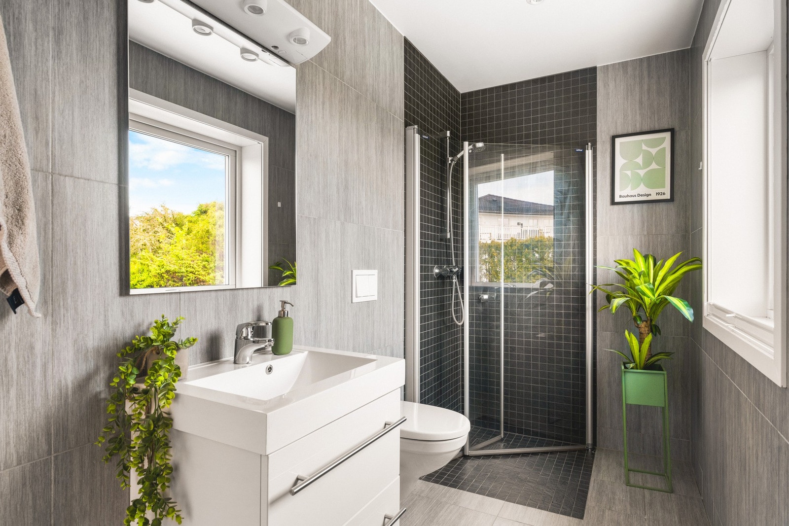 Badet er innredet med servant, speil og toalett, og fungerer som et praktisk ekstra bad i etasjen. Galleribilde