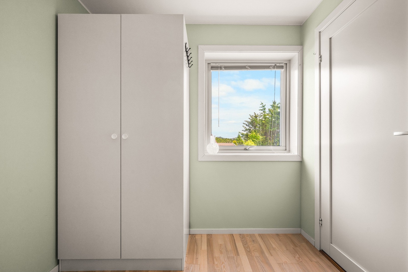 Her er det god plass til seng, garderobeløsning og skrivebord, noe som gjør rommet godt egnet som barnerom, gjesterom eller kontor. Galleribilde