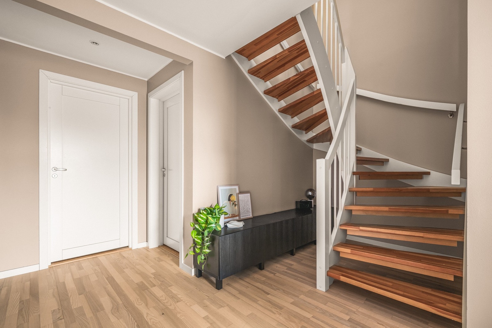 Trappen leder opp til en romslig gang i 2. etasje. Galleribilde