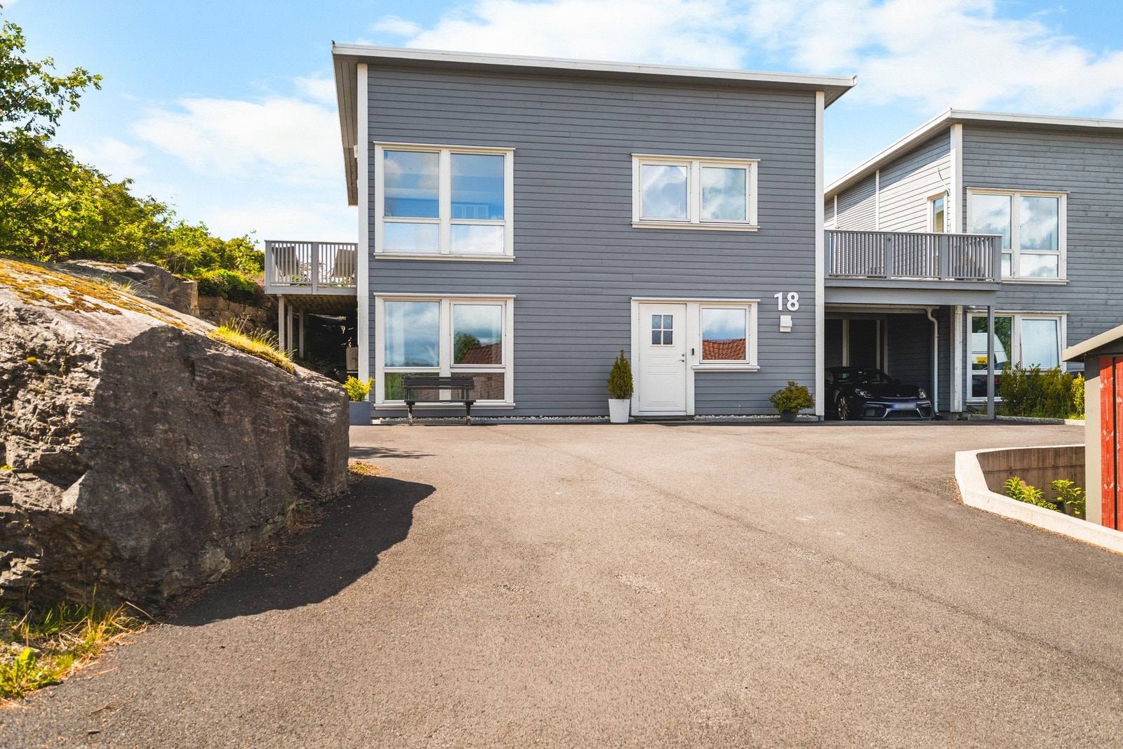 Innkjørselen er asfaltert i 2024, og på siden av boligen ligger en carport på ca. 25 m². Galleribilde