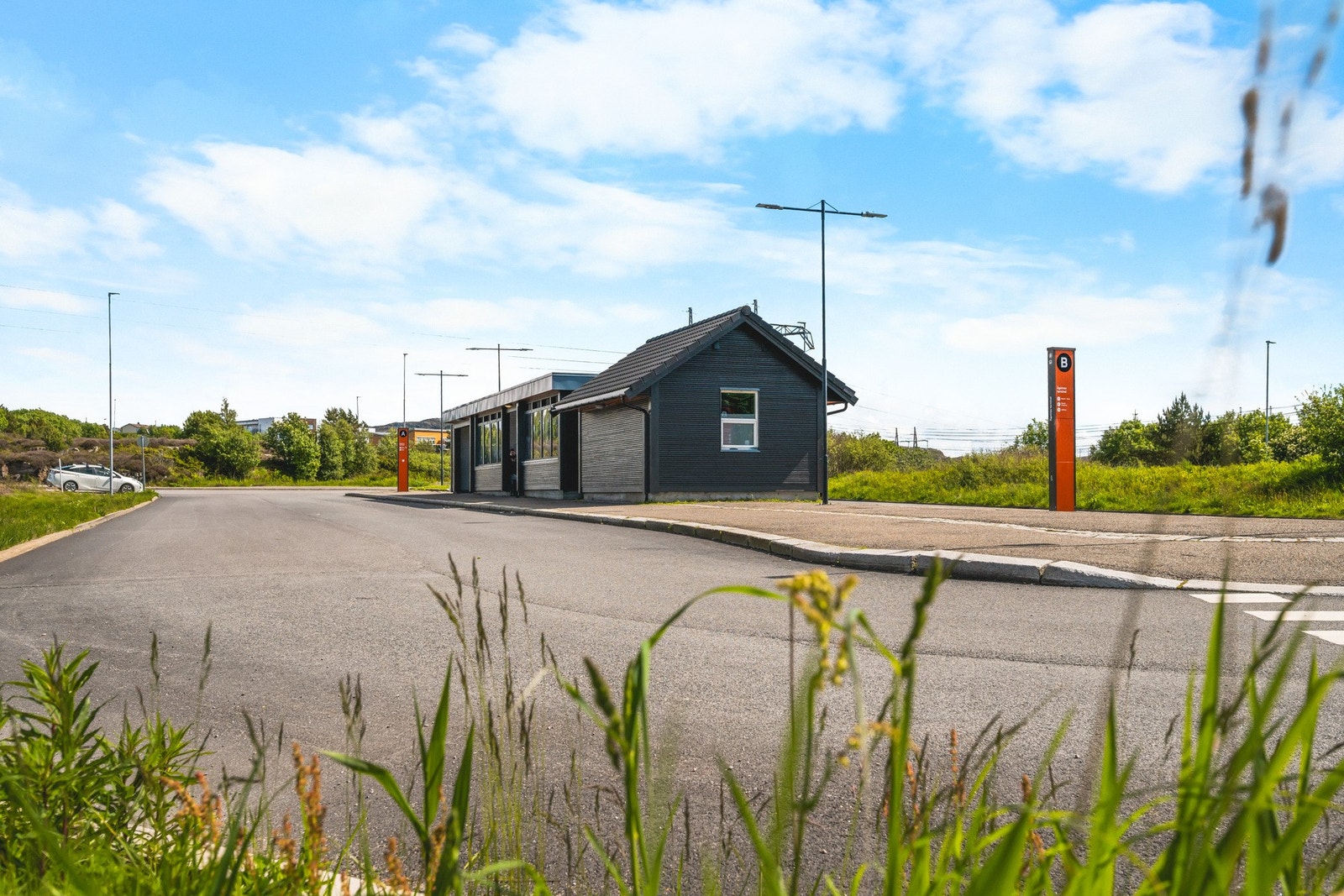 Fra Ågotnes terminal går det hyppige bussavganger direkte til Bergen sentrum og Straume terminal. Galleribilde