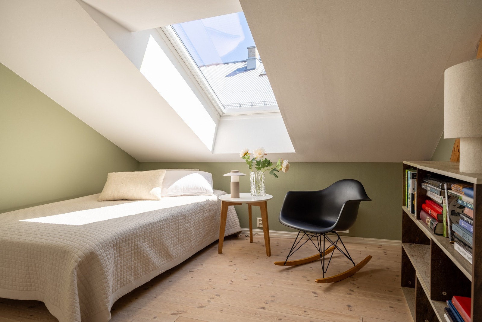 Rommet egner seg godt som barne- eller gjesterom, eller til bruk som hjemmekontor. Galleribilde