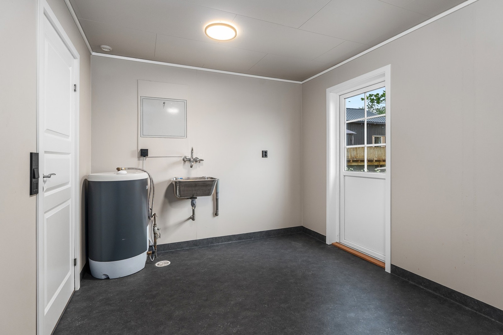 Vaskerom med utgang ut. Galleribilde