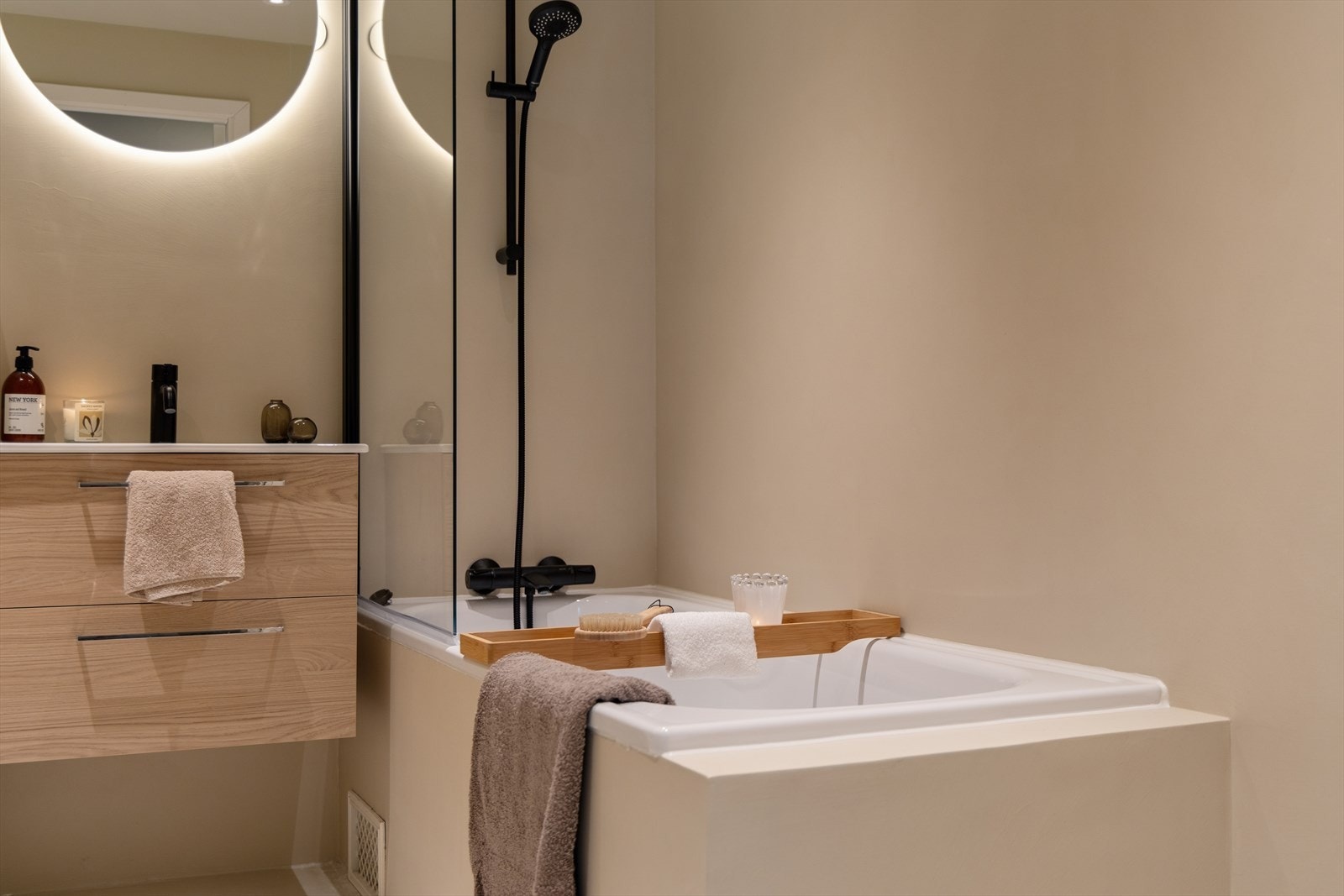 Moderne og stilrent baderom med kombinert dusj og badekar. Galleribilde