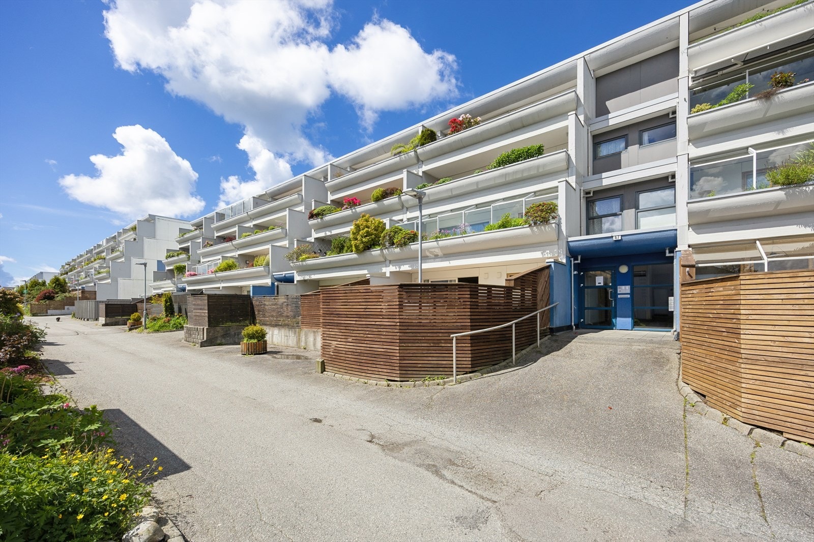 Leiligheten ligger sentralt til på Tjensvoll. Galleribilde