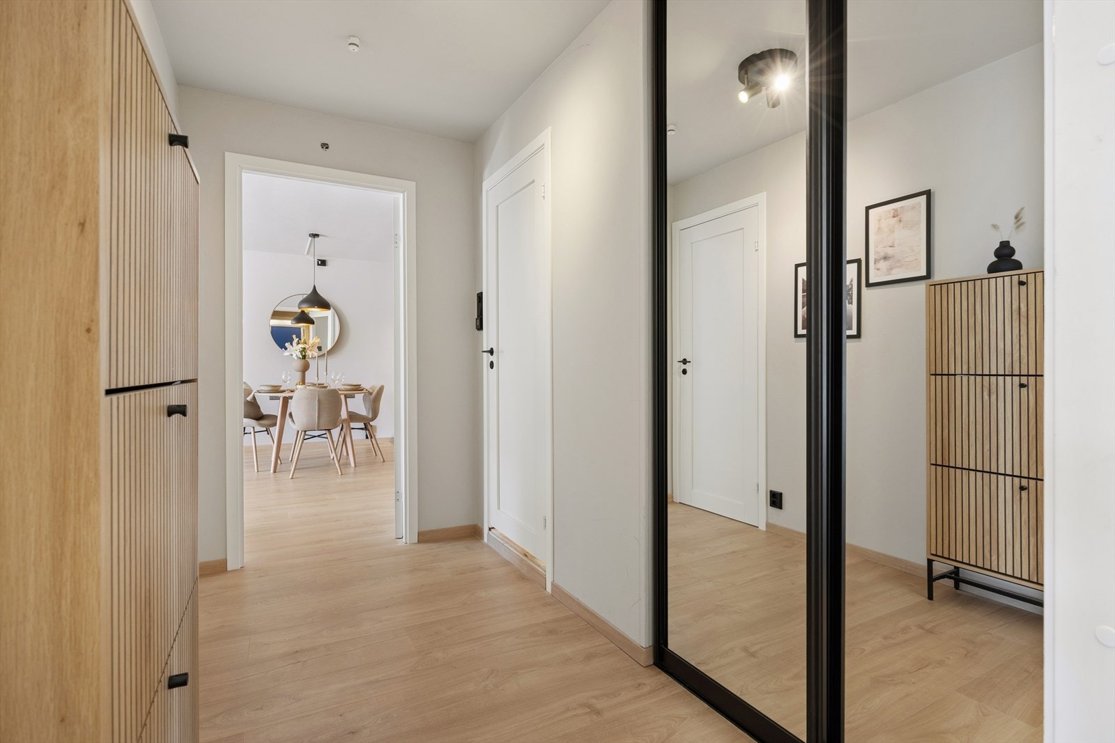 Velkommen inn! Lys og trivelig gang med god garderobeplass. Galleribilde