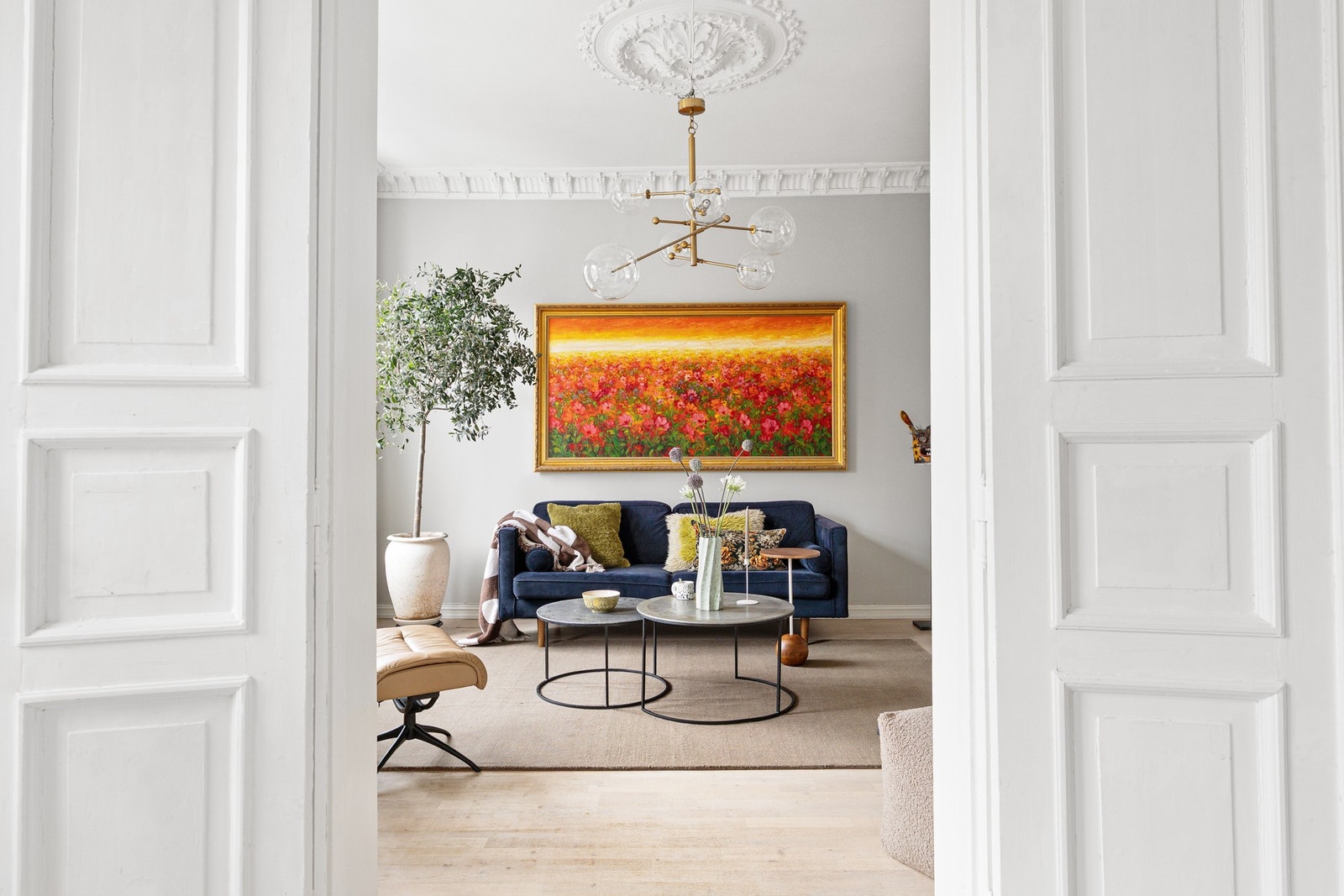 Super planløsning med to stuer på rad og tre rom på rad - godt med lys og behagelig romfølelse. Galleribilde